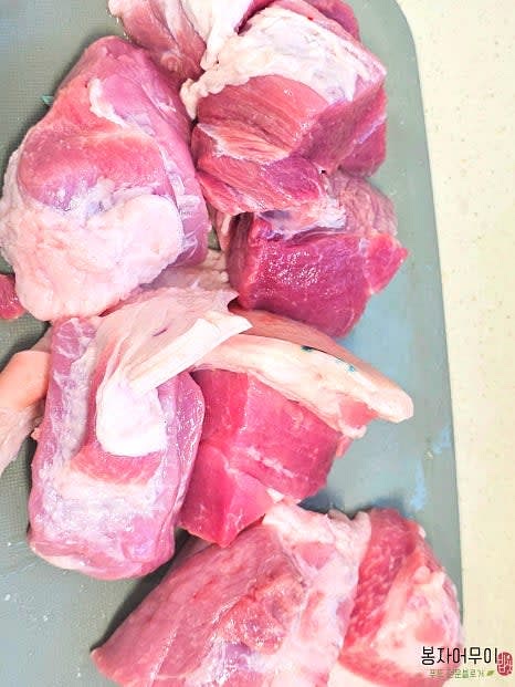 먼저 돼지고기 1.3kg에 핏물을 제거하기 위해 찬물에 담가두세요. 20분가량 담가둔 뒤 물기를 제거합니다.