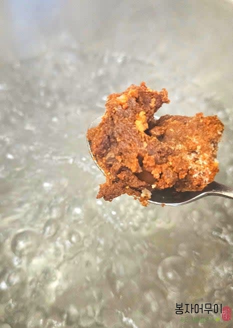 준비된 돼지고기를 끓는 물에 넣고 초벌 삶기를 진행하세요. 된장 1스푼, 월계수 잎 4~5장, 대파 1대, 생강 1조각, 양파 반 개를 넣고 약 30분 정도 삶아줍니다.