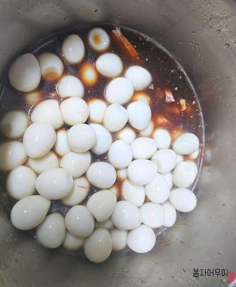 삶은 메추리알 1kg은 껍질을 제거해 깨끗이 씻어 준비합니다.