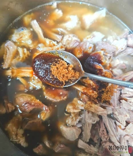 돼지고기에 흑설탕 3스푼, 올리고당 2스푼, 매실액 2스푼, 맛술 50ml를 넣고 약 15분 동안 약한 불에서 졸여줍니다.