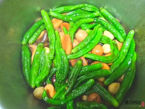 양념이 자박하게 남으면 꽈리고추 20개와 새송이 버섯을 넣어 약 5분 정도 함께 볶아줍니다.