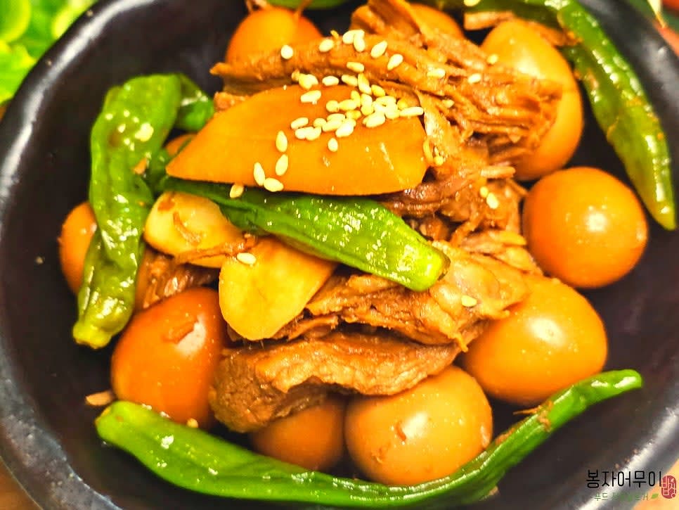 냉장고에 보관하며 간장이 자박해질 때까지 숙성시켜 더욱 깊은 맛을 느낄 수 있습니다.