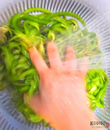 말린 궁채를 깨끗한 물에 여러 번 헹궈줍니다.