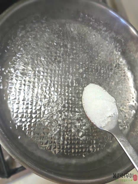 큰 냄비에 물을 가득 넣고 끓인 뒤 소금 1스푼을 넣어 3분간 데쳐줍니다.