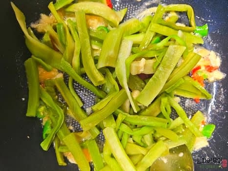 불린 궁채를 넣고 중불로 올려 고르게 볶아줍니다.