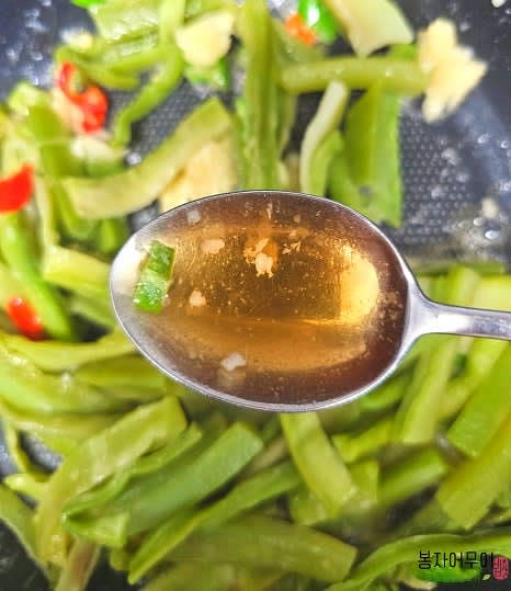 국간장과 참치 액젓을 넣고 잘 섞어 가며 볶아줍니다.