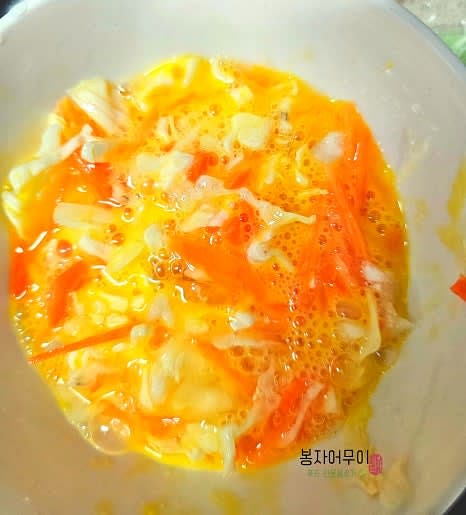계란 2개를 풀어 섞고 채 썬 양배추와 당근을 넣어 잘 섞어줍니다.