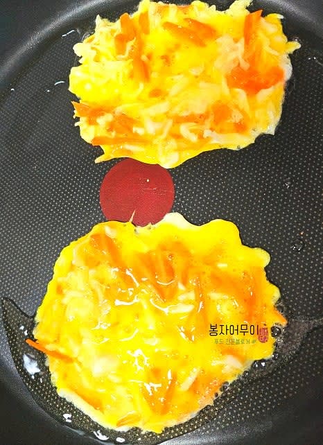 팬에 식용유를 두르고 섞은 계란을 팬 크기에 맞추어 두껍게 부칩니다.