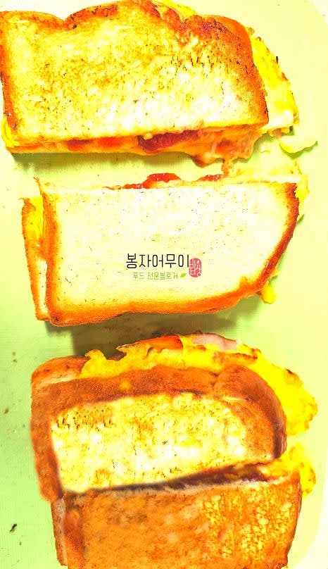 샌드위치를 반으로 잘라서 접시에 담아 완성합니다.