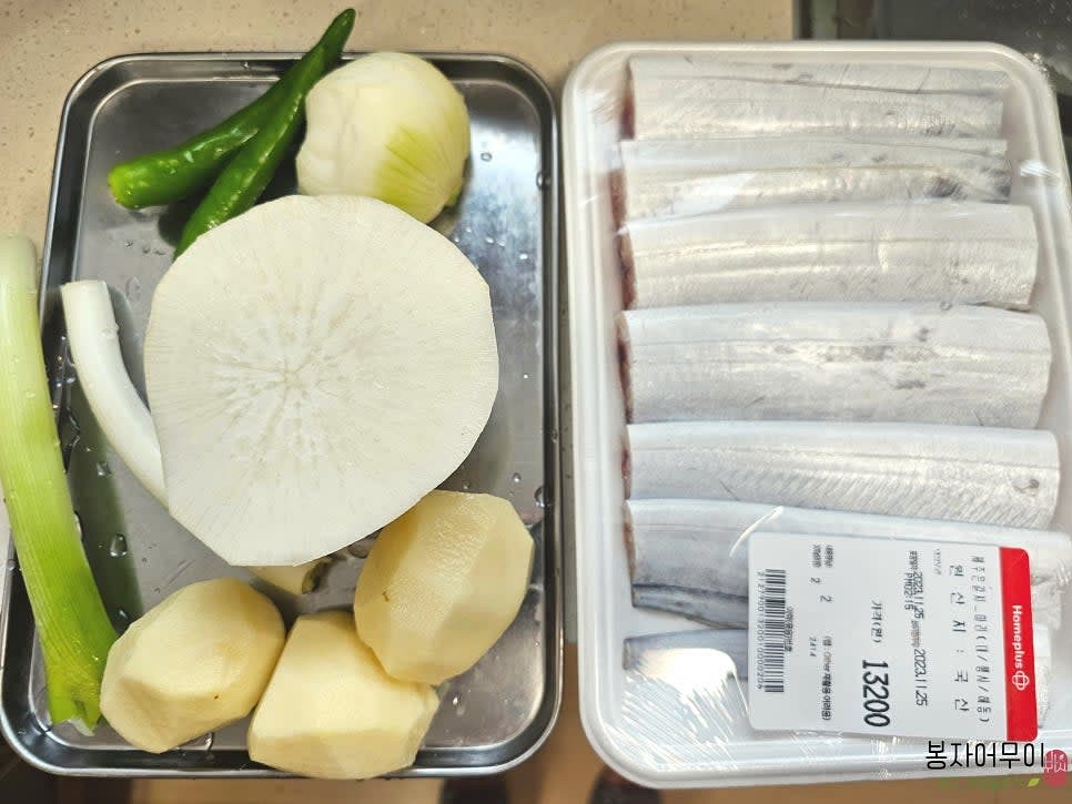 갈치를 칼등으로 긁어내고 내장의 검은 막까지 모두 제거해 주세요.