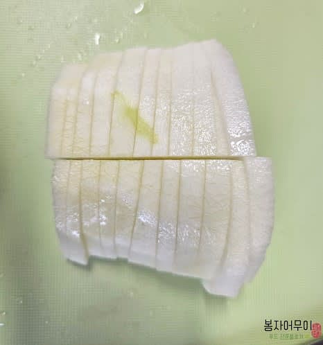 무와 감자, 양파는 큼직하게 썰어 준비합니다.