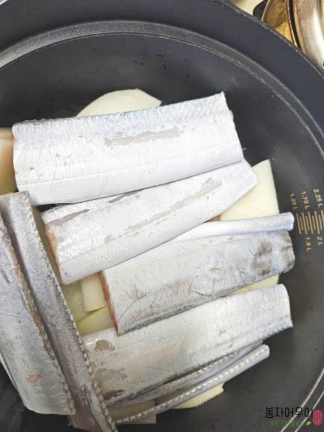 준비된 무를 먼저 냄비에 깔고, 위에 손질한 갈치를 올려줍니다.