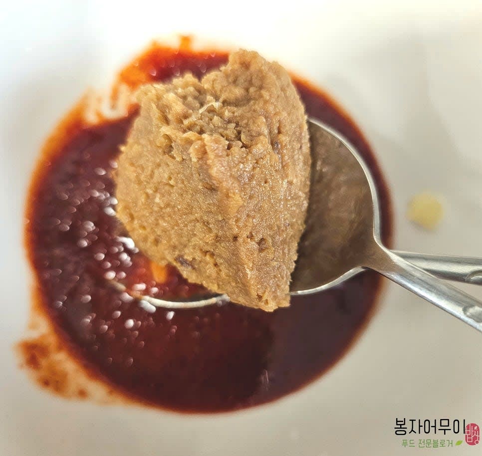 양념장 만들기를 위해 간장, 참치 액젓, 맛술, 된장, 고춧가루를 섞고 미리 숙성시켜 주세요.