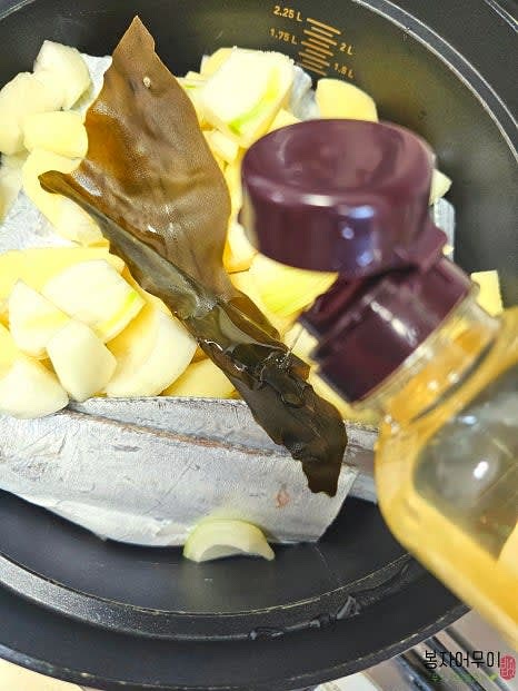 급직한 다시마 한 장과 물 800ml를 냄비에 부어줍니다.