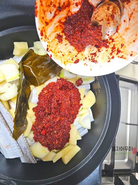 썰어둔 감자와 양파, 양념장을 넣어줍니다.