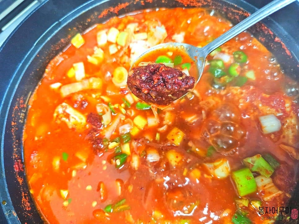 마지막 한 스푼은 졸이기 직전에 넣어 칼칼한 색감을 더해줍니다.