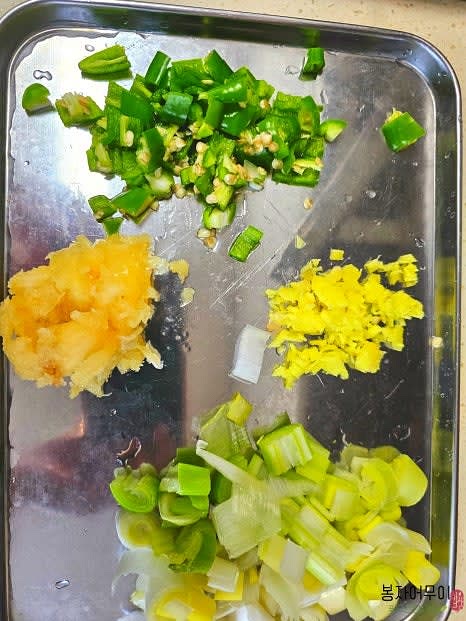 물이 끓기 시작하면 다시마를 빼고 다진 마늘, 생강, 대파, 청양고추를 넣어줍니다.