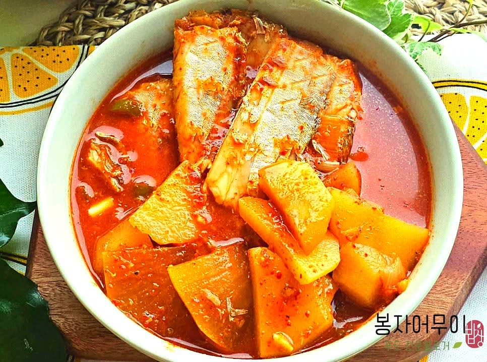 양념이 스며들도록 완전히 끓인 뒤 갈치조림을 완성합니다.