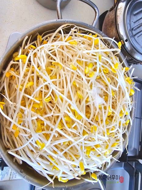 콩나물을 깨끗이 세척하고 냄비에 넣은 후 소금 1스푼을 넣고 뚜껑을 닫아 삶습니다.