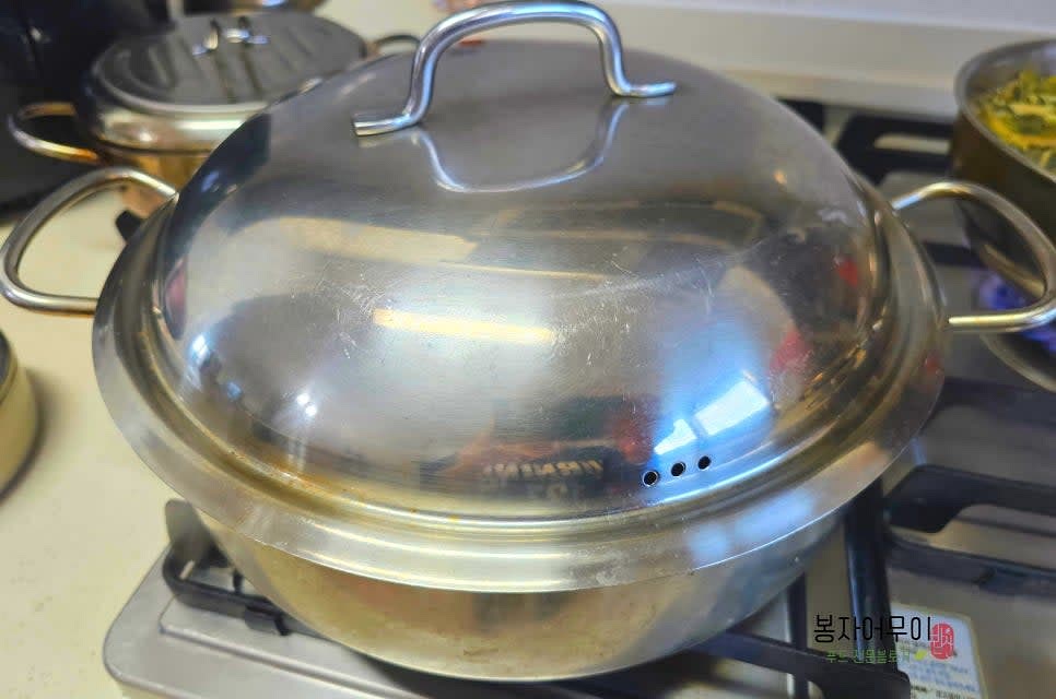 콩나물을 삶는 시간은 연기가 나고 3분 후 불을 꺼줍니다. 뚜껑을 열고 하셨다면 중간에 닫지 말고 계속 열어두고 삶으세요.