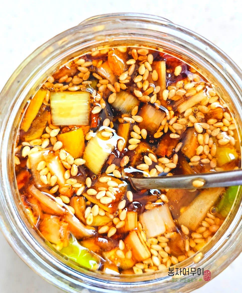 대파와 마늘을 잘게 다져서 간장 1컵을 넣고 참기름, 들기름 1스푼씩 깨소금을 듬뿍 넣어 양념장을 만듭니다.