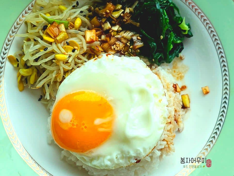 무청 시래기나물과 부추 나물을 준비하여 양념장과 섞어 비빔밥으로 완성합니다.