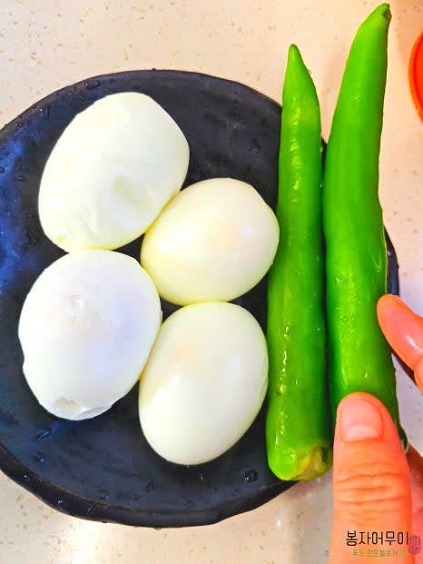 삶은 계란 4개와 풋고추 2개를 준비합니다.