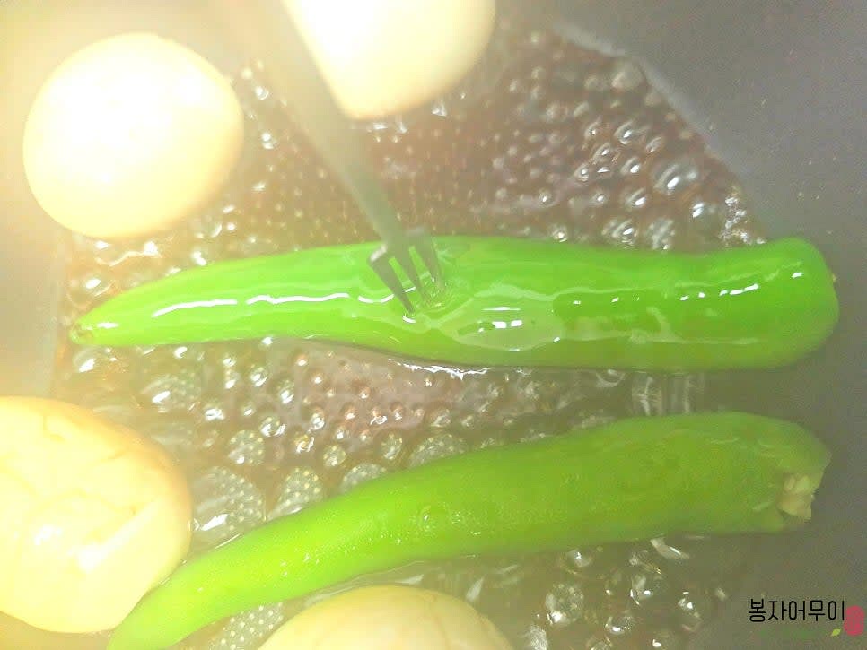 간장 2스푼, 맛술 1스푼, 물엿 1스푼을 약불에 끓이면서 섞어줍니다. 끓인 양념장에 계란을 넣고 골고루 양념이 배도록 졸입니다. 고추에 양념이 잘 베이도록 포크로 찍어줍니다.