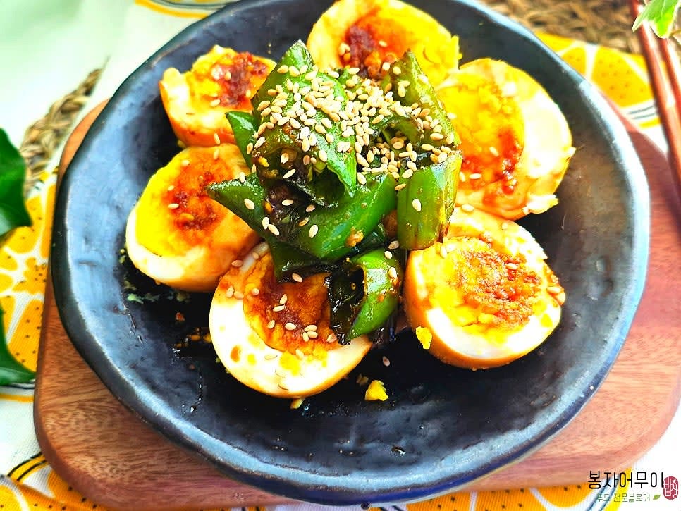 졸인 후 참기름과 깨소금을 뿌려 마무리합니다. 고추는 먹기 전에 잘라주면 씨가 나오지 않아 깔끔해요.