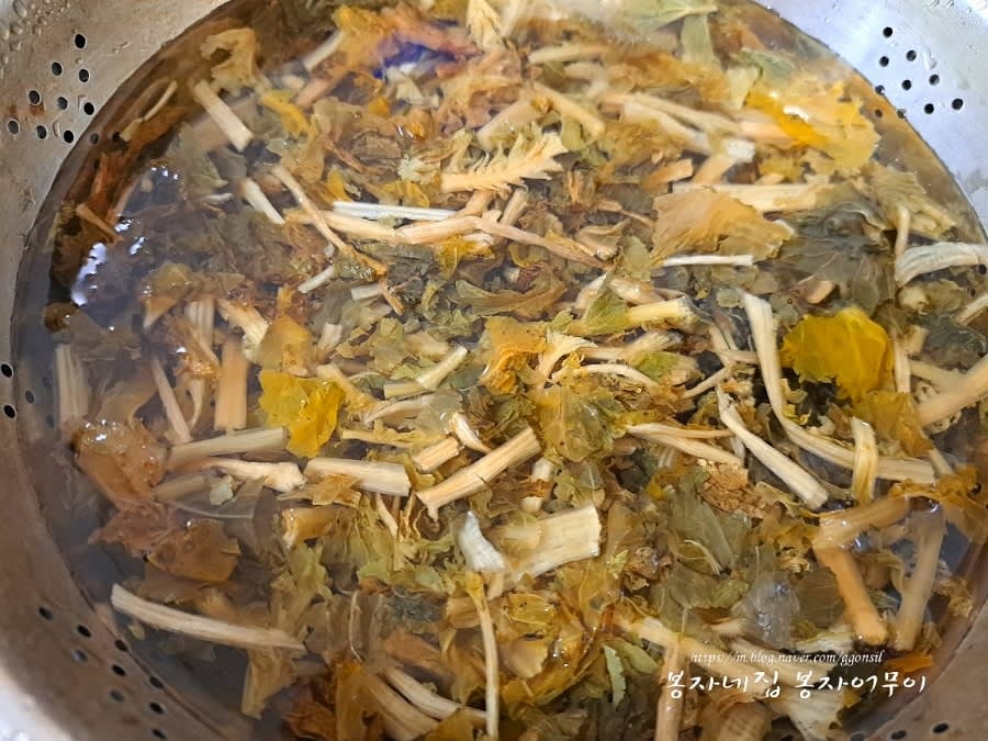 말린 무청 시래기를 물에 담가서 불립니다. 보통 3시간 동안 불리며, 중간에 물을 몇 번 갈아줍니다.