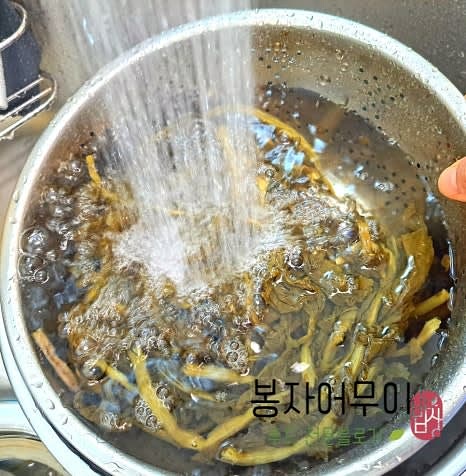 불린 무청 시래기를 끓는 물에 20분간 삶은 후 찬물에 헹구고 꼭 짜서 준비합니다.