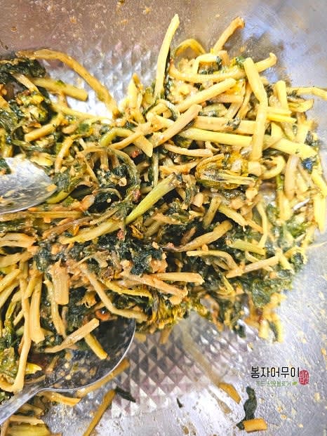 참기름 1 스푼, 콩기름 1 스푼을 넣고 약불에서 시래기를 볶습니다.