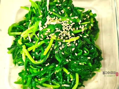 마무리로 깨소금을 톡톡 뿌려주면 완성입니다.