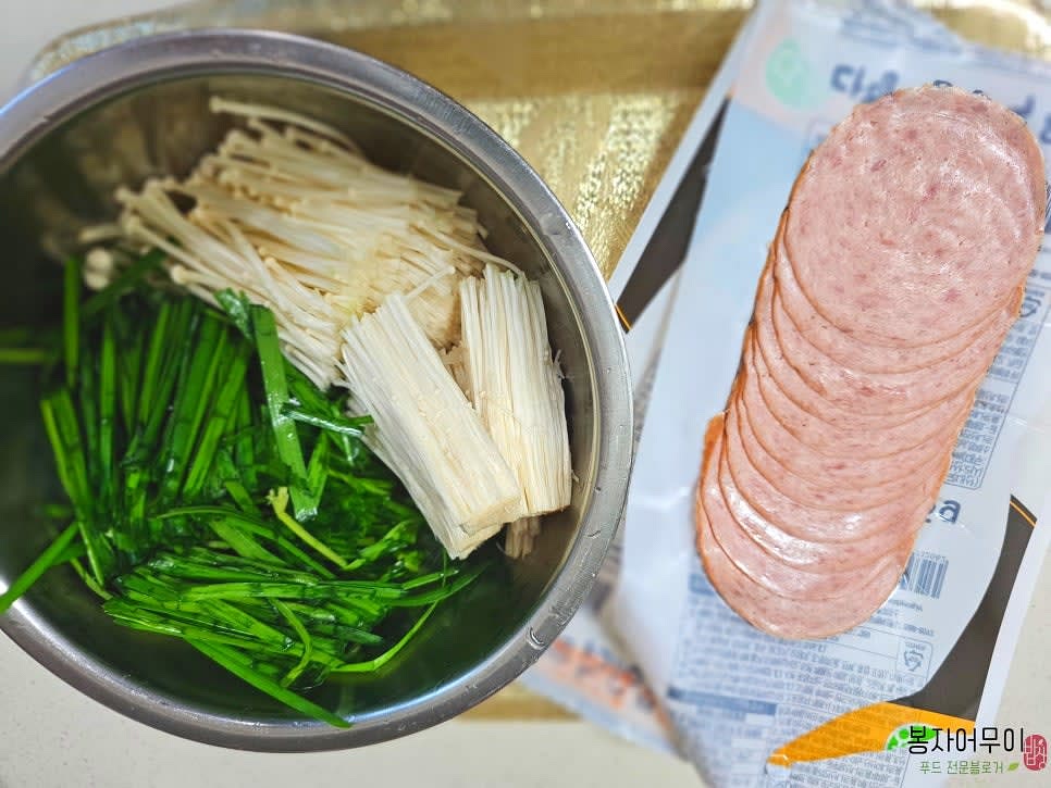 팽이버섯은 밑둥을 자르고 깨끗이 세척한 후 6cm 길이로 자르고 부추도 씻어서 한줌 준비합니다.