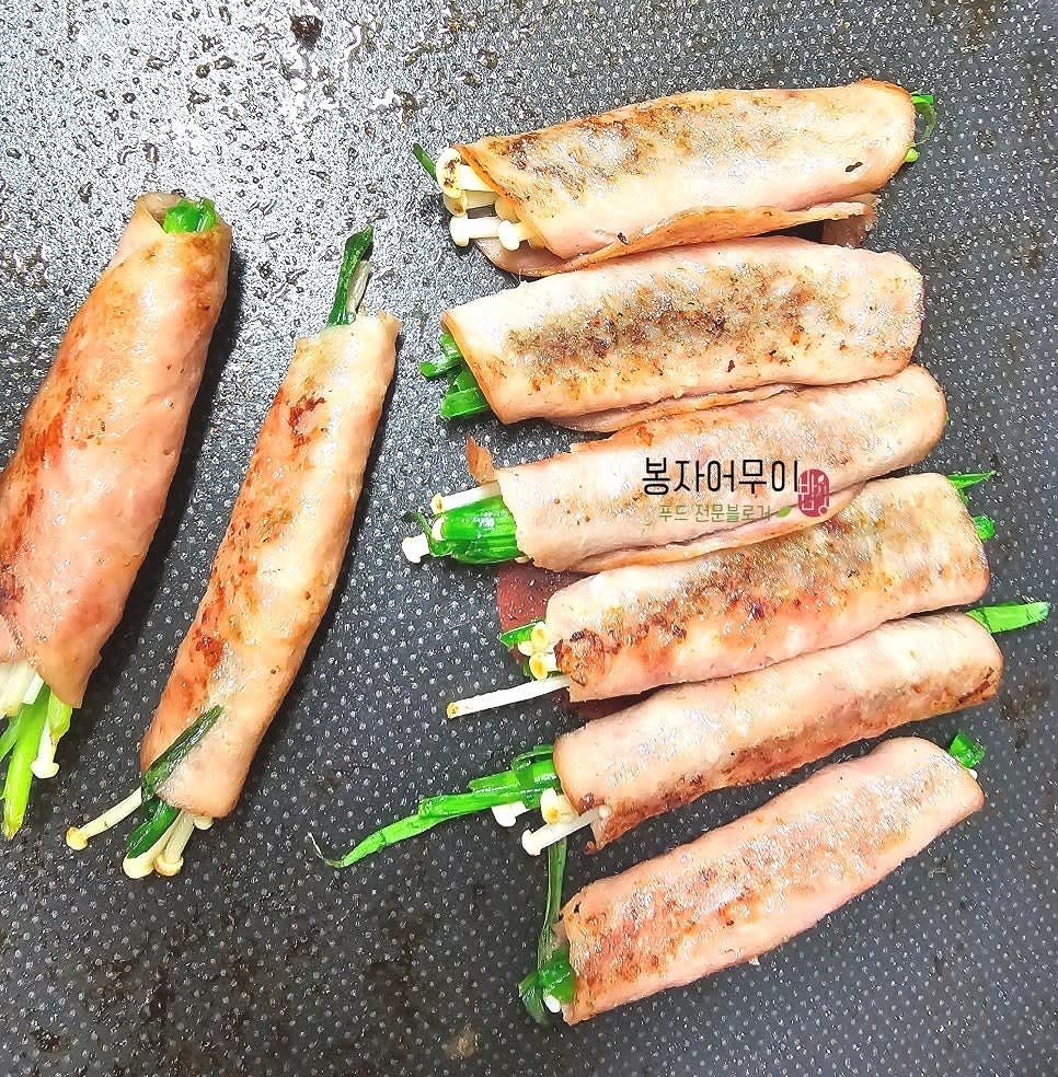 기름 없는 팬에 훈제 오리고기를 노릇하게 굽고 잘 익으면 골고루 익혀줍니다.