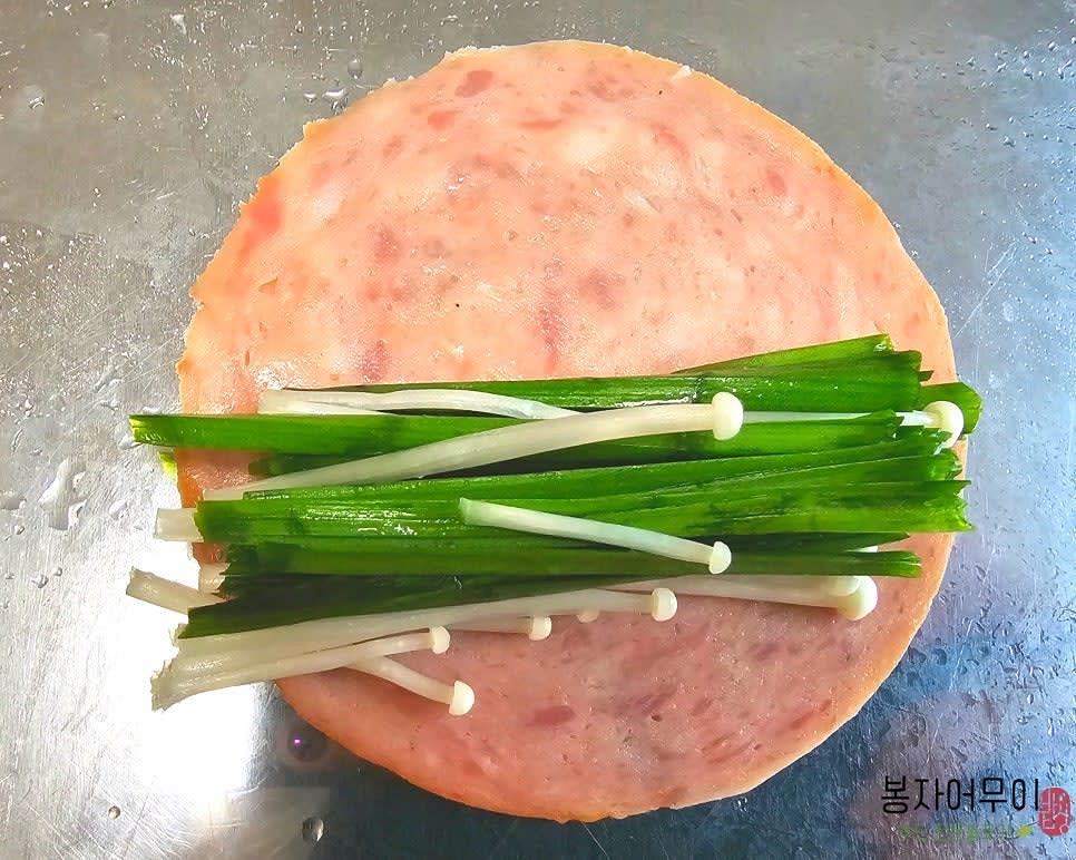 훈제 오리고기에 부추와 팽이버섯을 올려 말아줍니다.