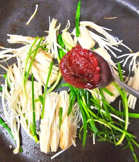 고추장 1스푼, 고춧가루 1/3스푼, 올리고당 1스푼을 넣고 빠르게 볶습니다.