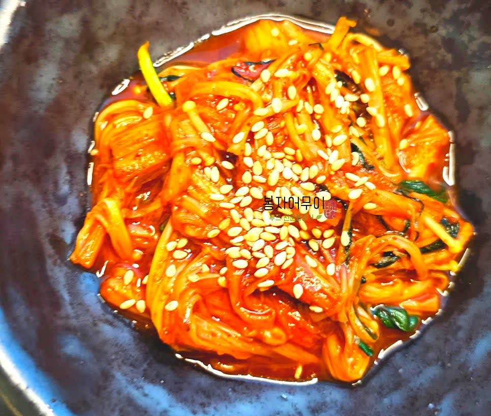 볶은 팽이버섯과 부추에 참기름과 깨소금을 뿌려 마무리합니다.