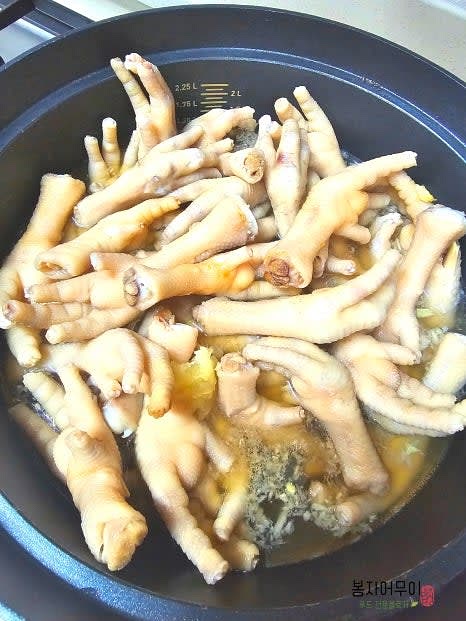 뼈 있는 닭발을 깨끗하게 씻고 된장, 커피를 넣고 미림이나 소주 반컵, 월계수 잎, 마늘, 생강, 대파 등을 추가로 넣어서 초벌 삶기를 해 잡내를 제거하면서 끓입니다.