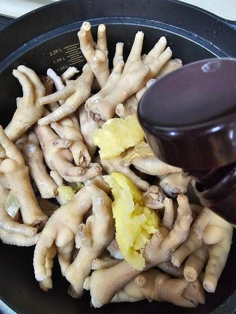 깨끗이 세척한 닭발에 물 700ml와 맛술 반컵, 마늘과 생강을 넣고 끓입니다.