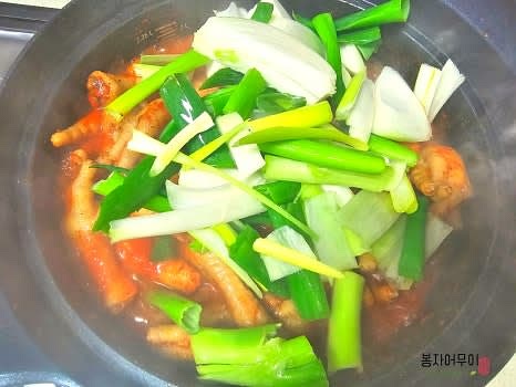 닯발에 어느 정도 간이 배면 후추를 듬뿍 뿌리고 고춧가루 1스푼과 대파, 양파를 넣어주세요.