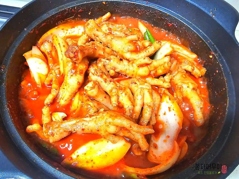 양념이 잘 배도록 중불에서 졸여줍니다.