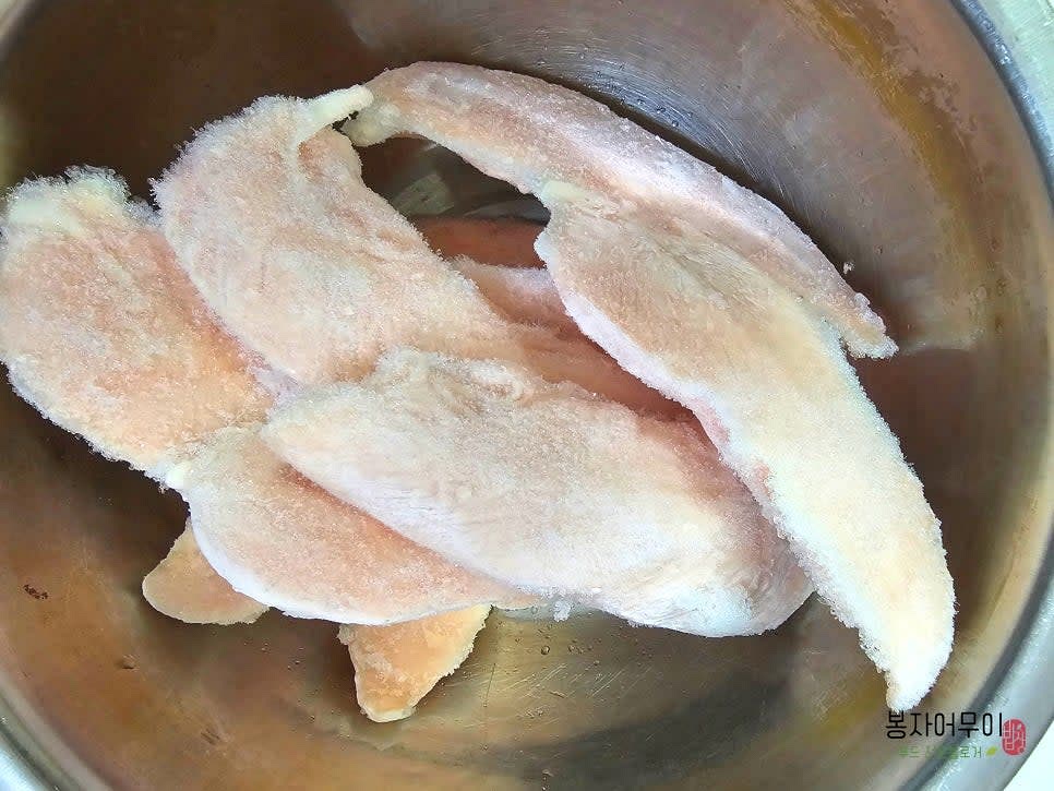 닭 안심 살을 해동한 후 흐르는 물에 헹구어 물기를 제거하세요.