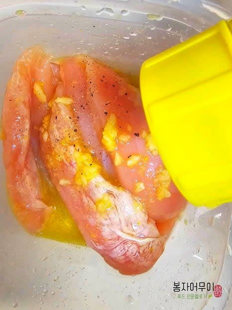 닭 안심 살에 치킨스톡, 마늘, 맛술, 후추를 넣고 잘 섞은 뒤 하루 동안 냉장고에서 염지합니다.