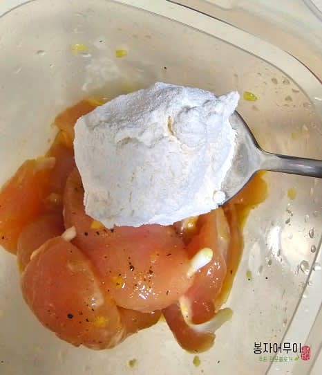 염지된 닭 안심 살에서 나온 물을 따라내고 튀김가루 2스푼과 골고루 섞어주세요.