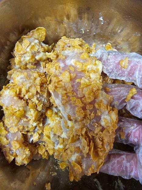 콘프러스트를 부숴서 닭 안심 살에 골고루 입혀줍니다.