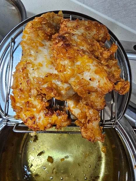 기름을 달군 팬에 닭 안심 살을 넣고 노릇노릇하게 2번 튀겨줍니다.