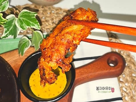 튀긴 닭 안심 살을 접시에 담고 준비된 소스와 함께 서빙합니다.