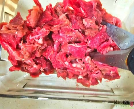 불고기용 소고기를 적당한 크기로 잘라 한차례 흐르는 물에 헹궈줍니다.