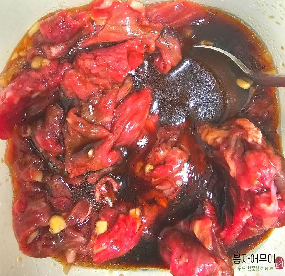 마늘을 다지고, 간장, 올리고당, 매실청, 맛술, 키위청, 참기름을 섞어 불고기 양념을 만듭니다.